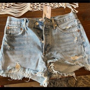 New with tags Agolde Jean shorts! These are a cult classic for summer!